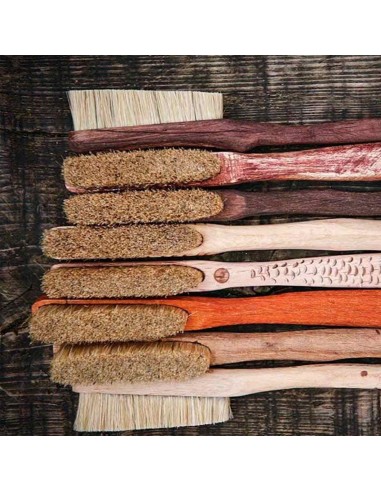 fait le chaos - brosse en bois à la main irrégulièrement manipulé - fait des brosses