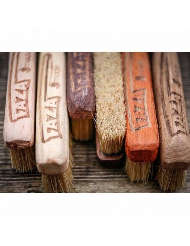 fait le chaos - brosse en bois à la main irrégulièrement manipulé - fait des brosses