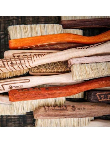 fait le chaos - brosse en bois à la main irrégulièrement manipulé - fait des brosses