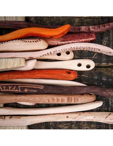 fait le chaos - brosse en bois à la main irrégulièrement manipulé - fait des brosses